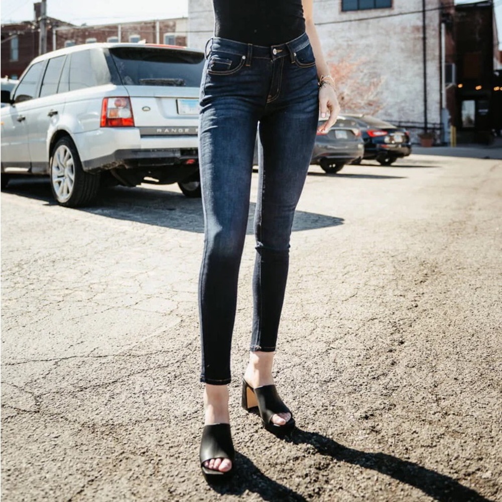 KanCan NWOT Dark Wash Skinny Mid Rise Jeans 24 00
